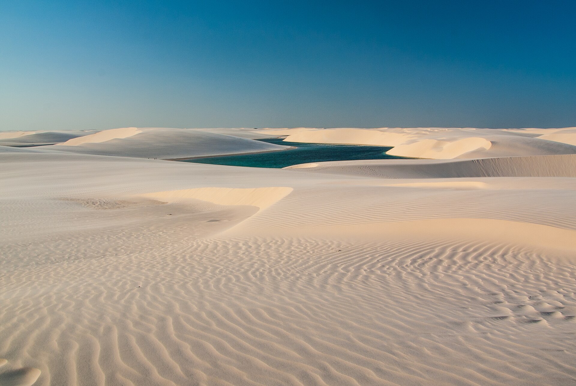 Vista ampla das dunas e lagoas dos Lençóis Maranhenses
